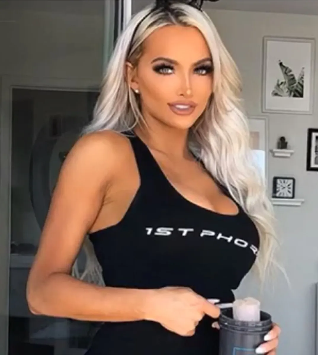 Lindsey Pelas